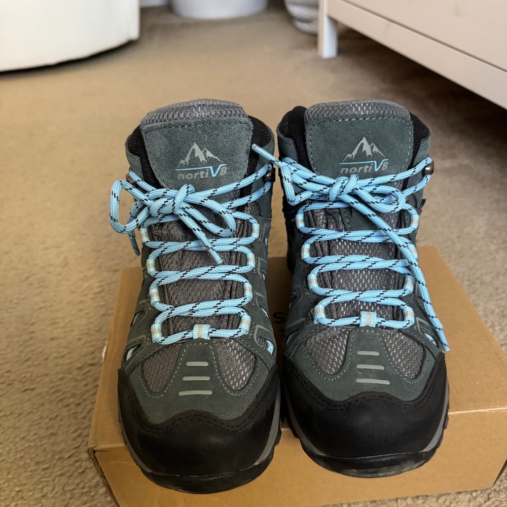 nortiV8 waterproof Women’s Hiking Boots-Size 6